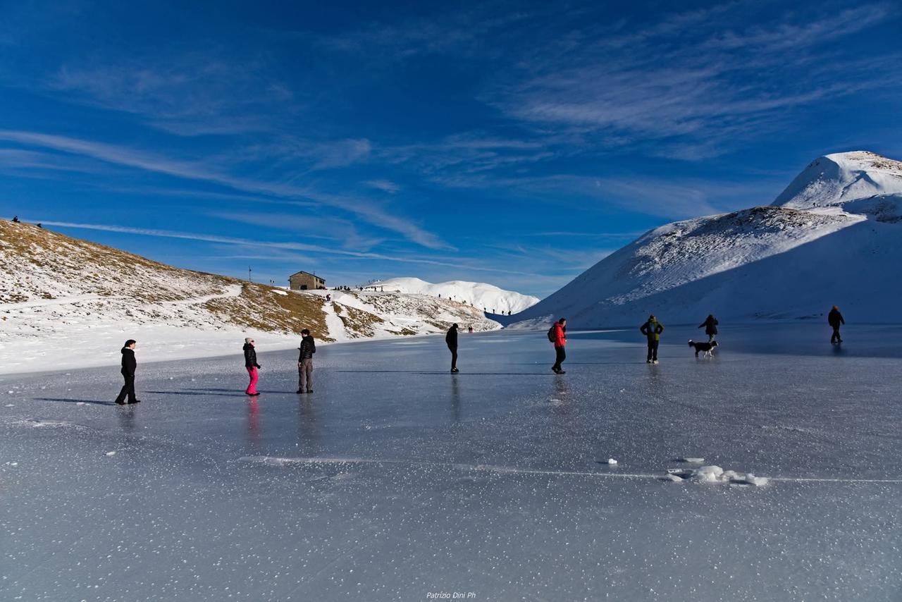 
	Gli escursionisti sul lago Scaffaiolo ghiacciato (foto&nbsp;Patrizio D.)


