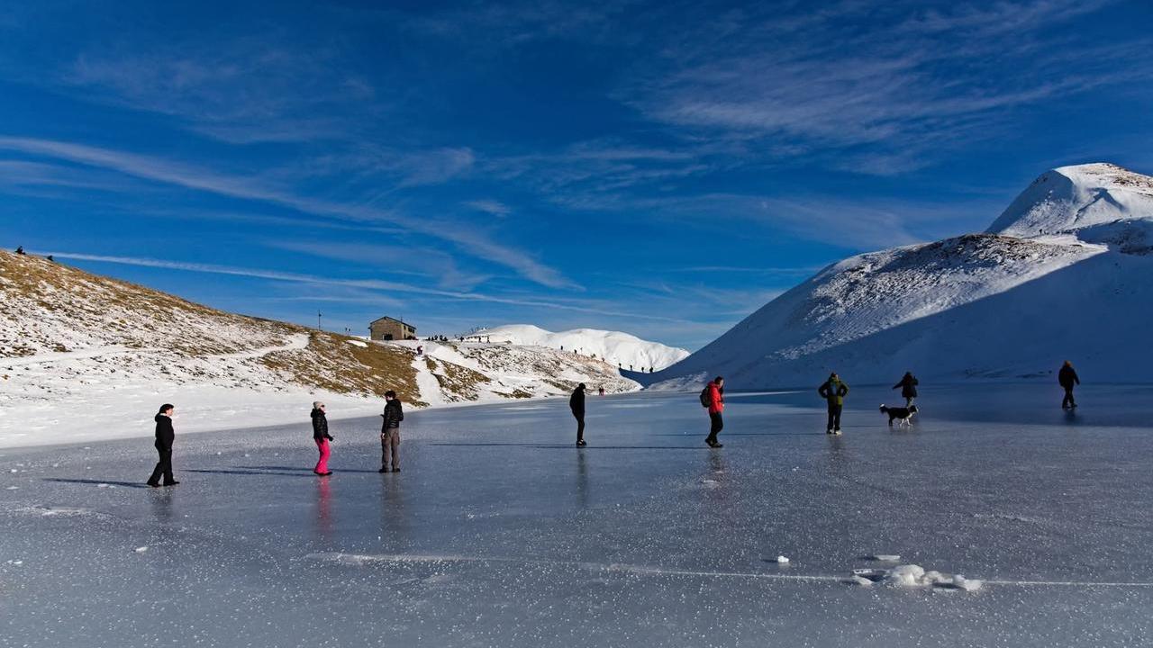 Gli escursionisti sul lago Scaffaiolo ghiacciato (foto Patrizio D.)