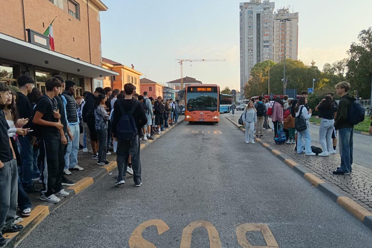 Bus, pochi e stracolmi. A Ferrara spostarsi è un’Odissea