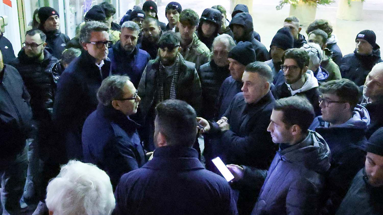 Un momento dell'incontro fra tifosi e sindaco (foto Matelli/Cuffaro)