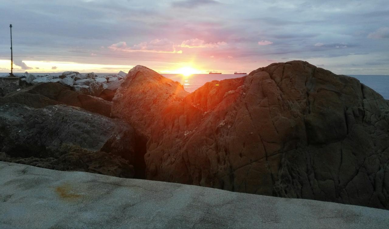 Livorno e le sue geometrie al tramonto. Grazie ad Alessandro Renai