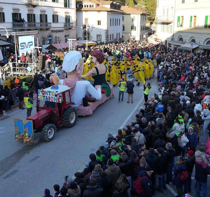 
	La sfilata dei carri in piazza Matteotti del 2025 con la vittoria del carro di Ponte Sestaione (foto Nucci)

