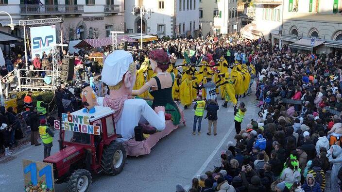 La sfilata dei carri in piazza Matteotti del 2025 con la vittoria del carro di Ponte Sestaione (foto Nucci)