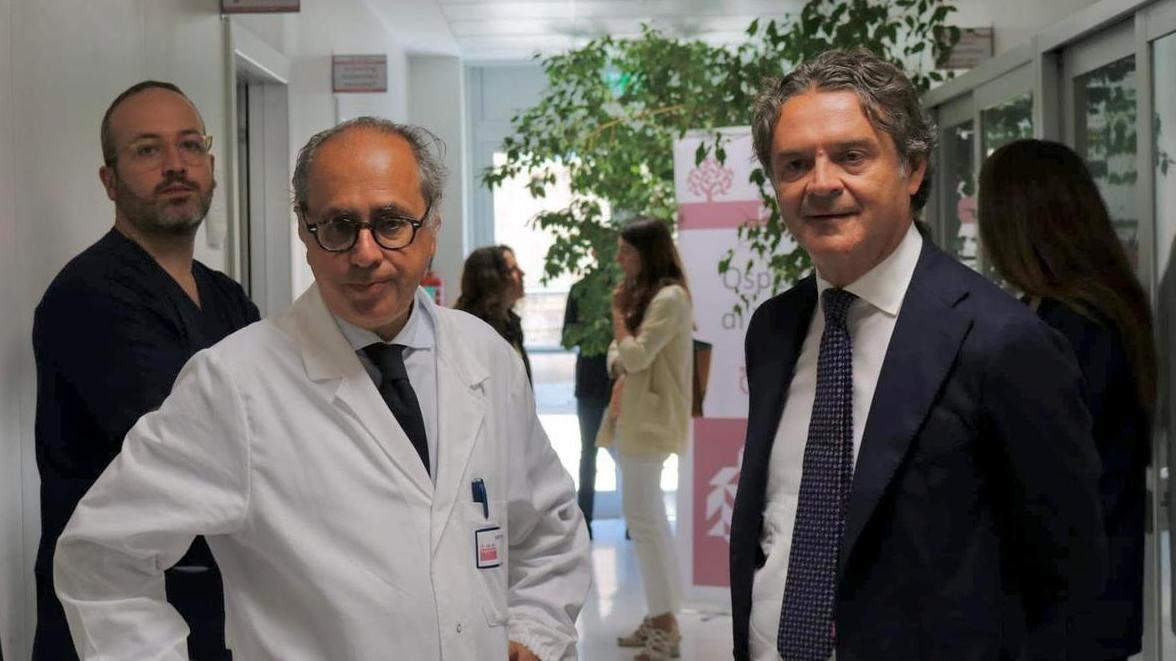 A sinistra Mattia Gentile a destra l'assessore Fabiano Amati