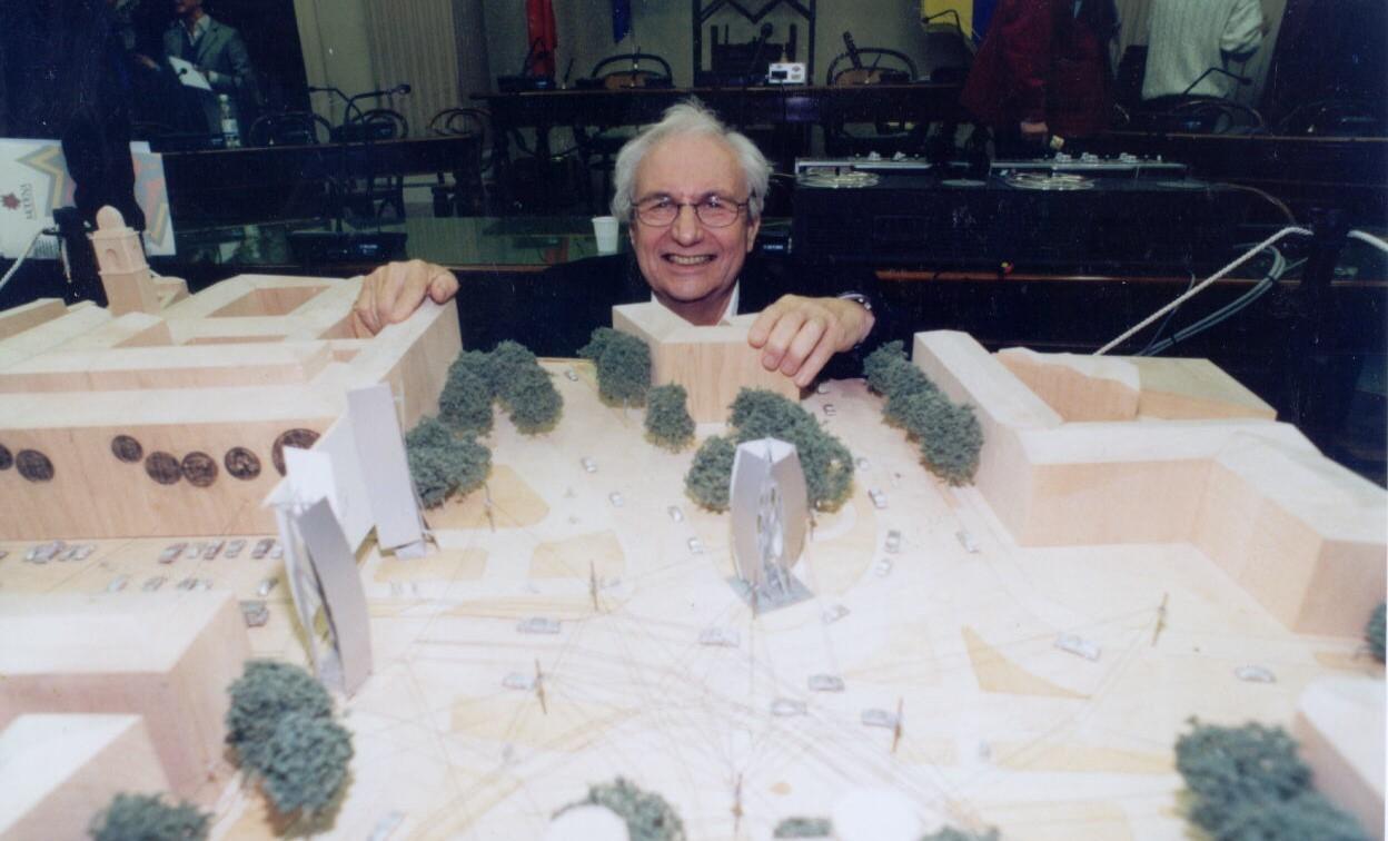 
	Frank Gehry con il suo progetto per Sant'Agostino

