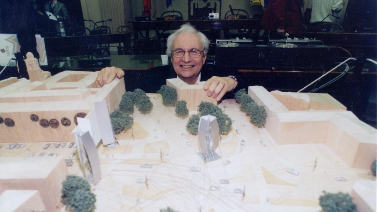 Frank Gehry con il suo progetto per Sant'Agostino