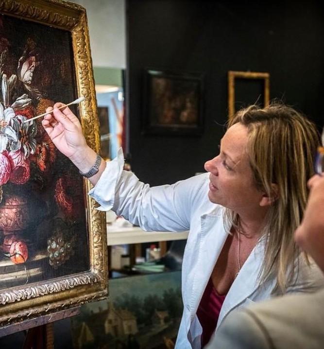 Nel laboratorio di Chiara Davoli: dove il tempo torna indietro e l’arte si salva