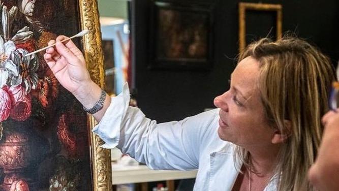 Nel laboratorio di Chiara Davoli: dove il tempo torna indietro e l’arte si salva