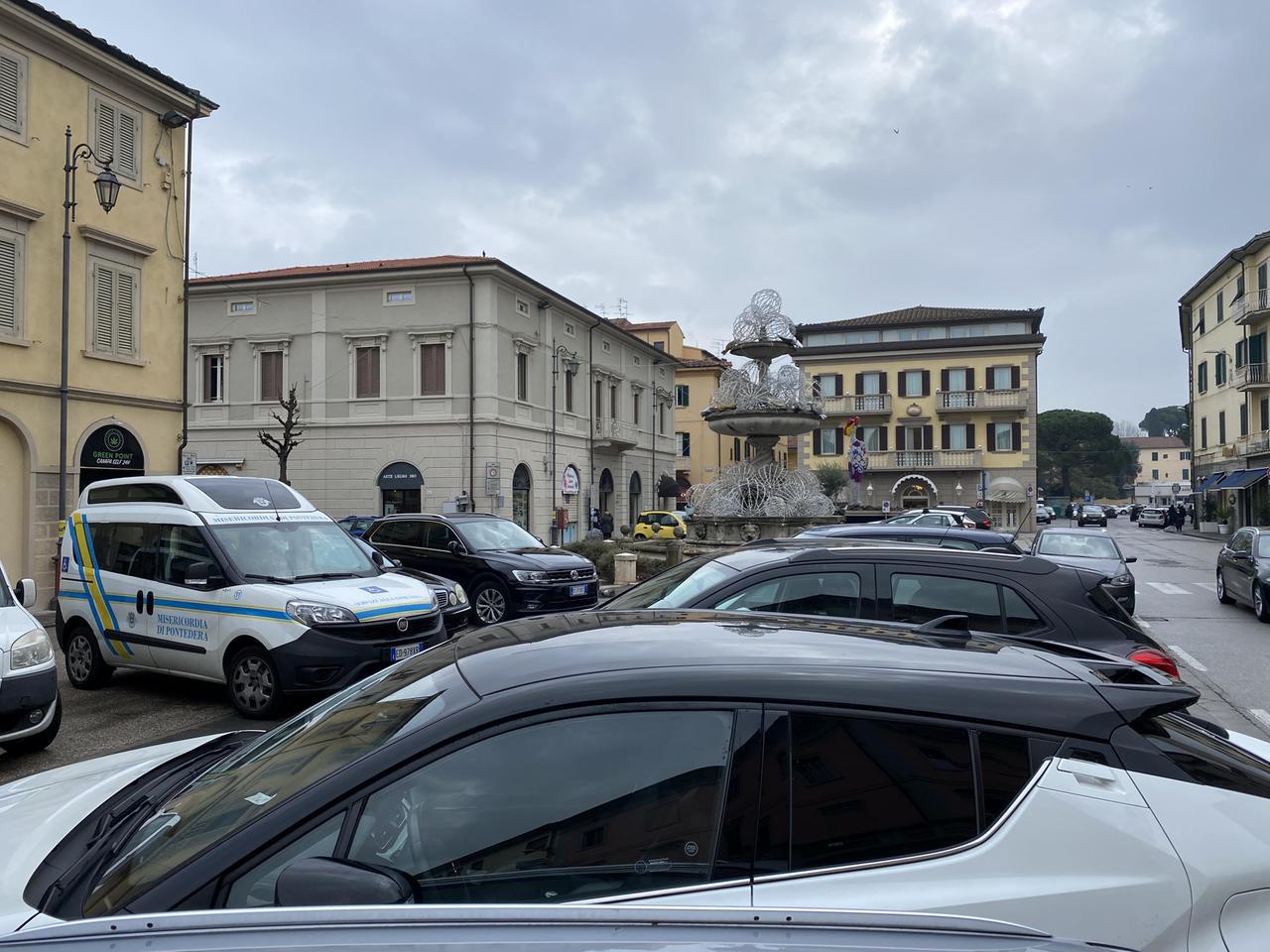 
	Il parcheggio in piazza Duomo a Pontedera (Foto d&rsquo;archivio)

