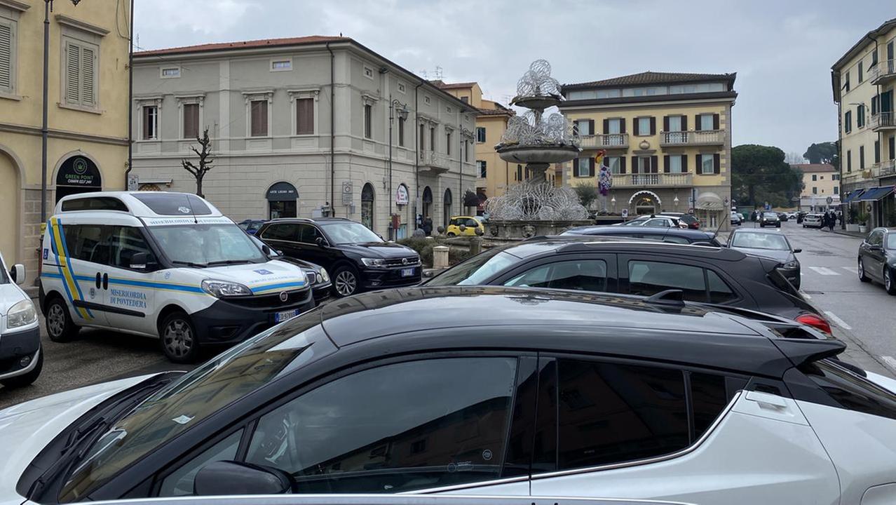 Il parcheggio in piazza Duomo a Pontedera (Foto d’archivio)
