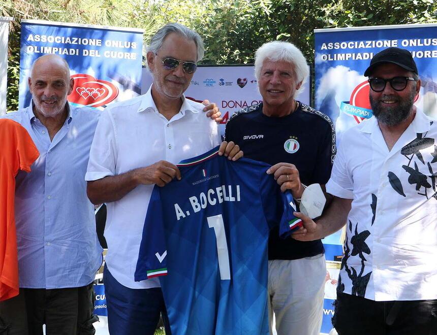
	Da sx&nbsp;Paolo Brosio, Andrea Bocelli, Sandro Giacobbe e Paolo Vallesi a un evento di solidariet&agrave;

