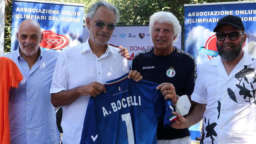 Da sx Paolo Brosio, Andrea Bocelli, Sandro Giacobbe e Paolo Vallesi a un evento di solidarietà
