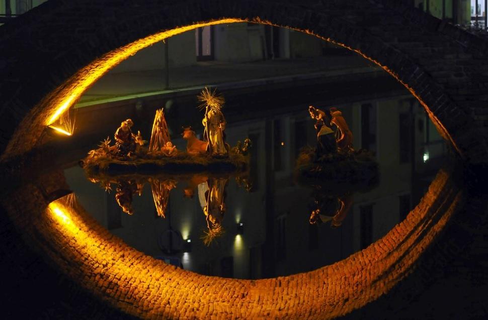 Il Natale illumina Comacchio. Videomapping, presepi sull’acqua, pista del ghiaccio e luci: quando
