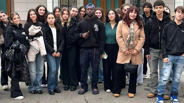 Sylla Fode insieme agli studenti-giornalisti del Sigonio