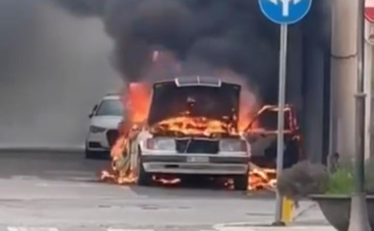 Incendio in centro a Portomaggiore, auto distrutta dalle fiamme