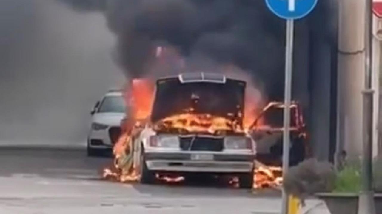 Incendio in centro a Portomaggiore, auto distrutta dalle fiamme