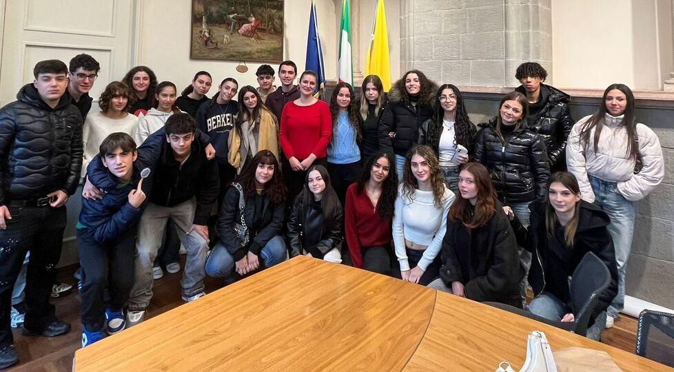 
	Gli studenti del Sigonio insieme all'assessora Federica Venturelli

