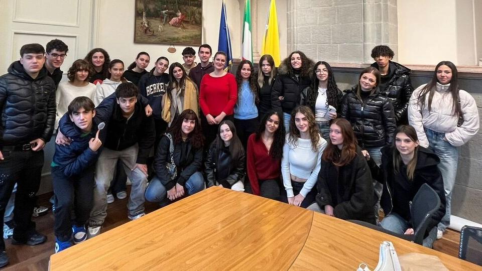 Gli studenti del Sigonio insieme all'assessora Federica Venturelli