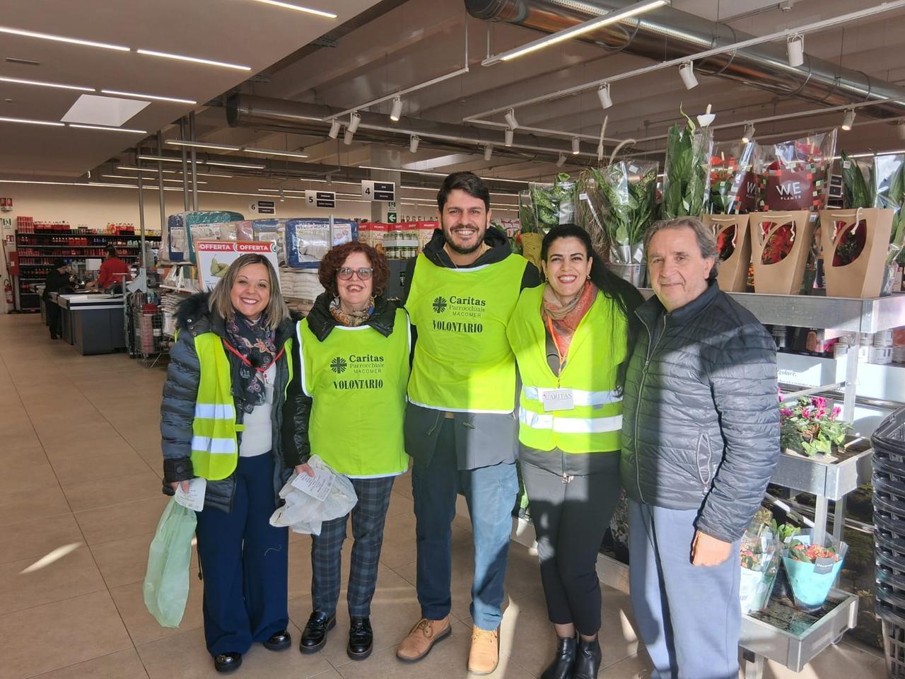 
	Alcuni dei volontari che hanno dato vita alla colletta alimentare Caritas

