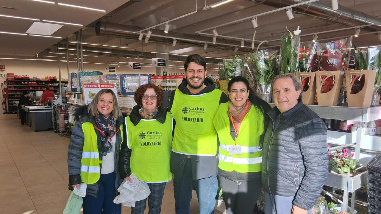 Alcuni dei volontari che hanno dato vita alla colletta alimentare Caritas