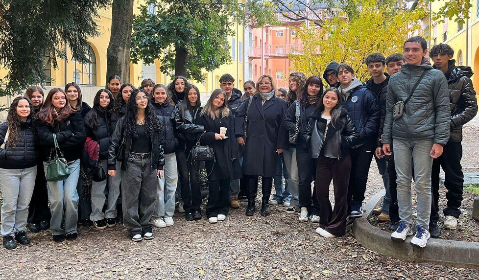 “Curvyssima” a teatro celebra le forme femminili: ecco lo spettacolo di Stefissima