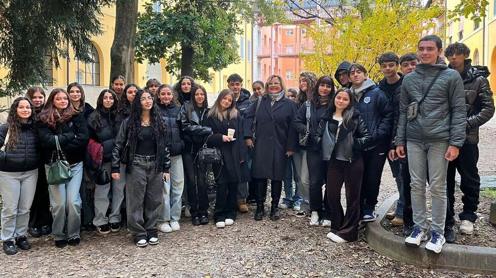 “Curvyssima” a teatro celebra le forme femminili: ecco lo spettacolo di Stefissima