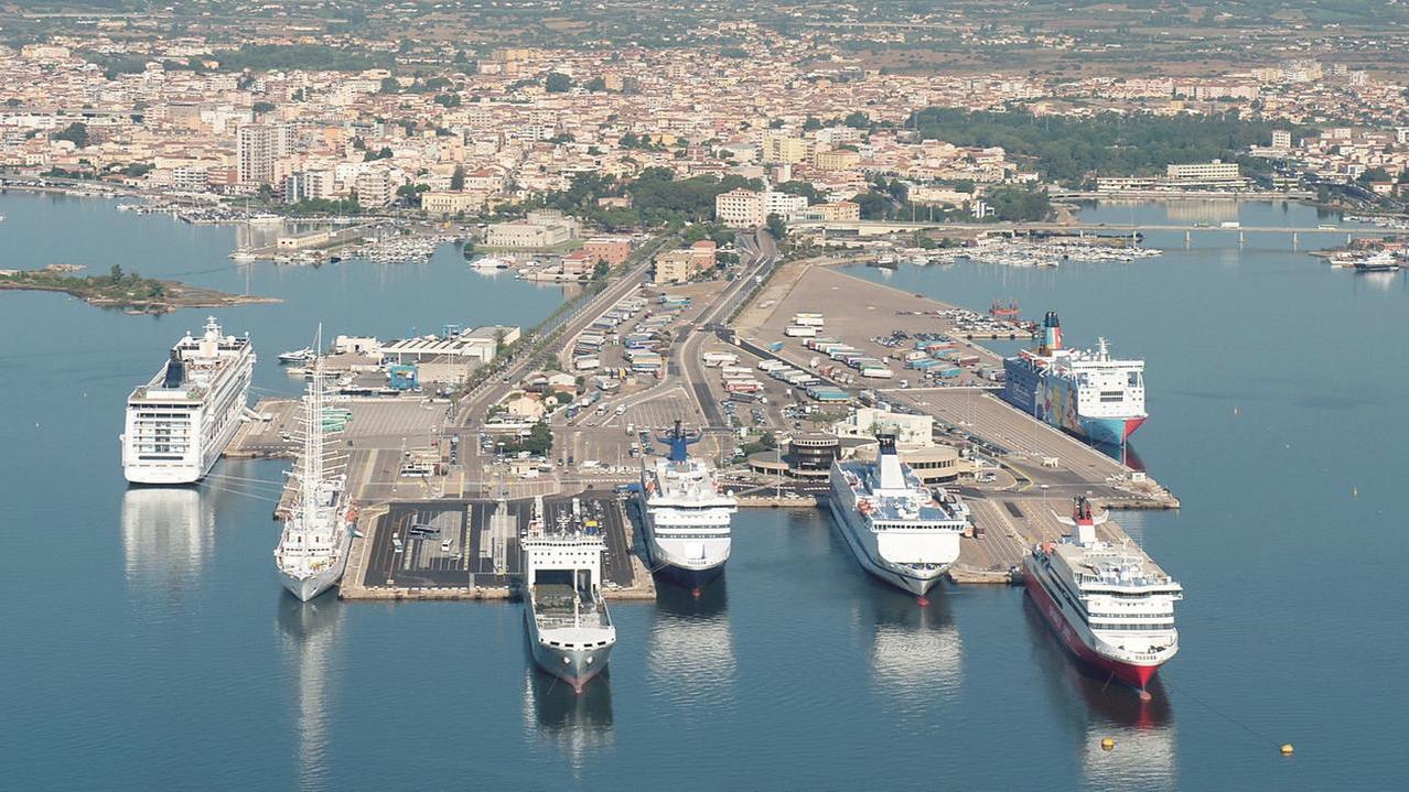 Traghetti, biglietti a peso d’oro: tornare nell’isola a Natale è proibito