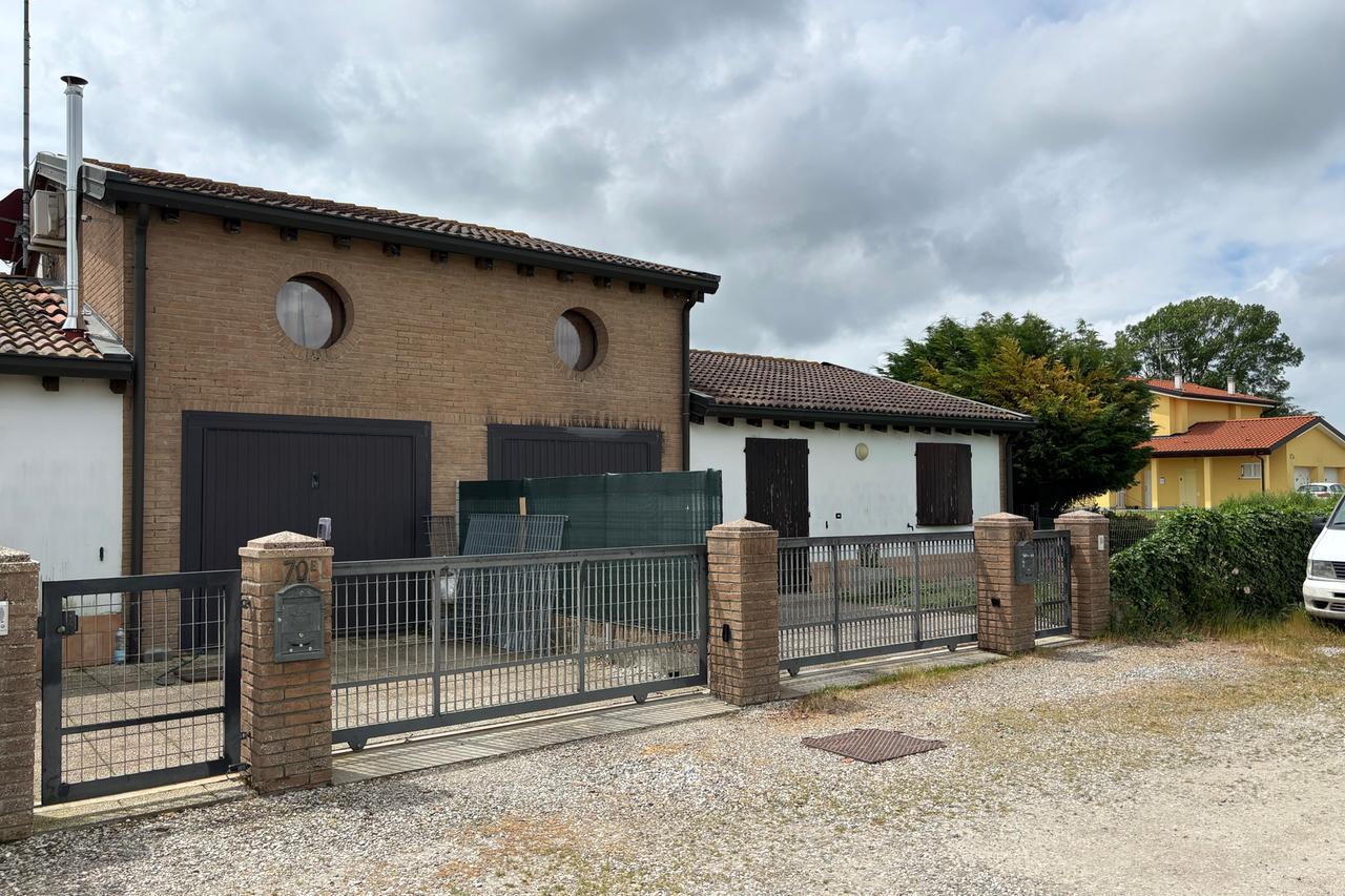 Cadavere della madre avvolto nel cellophane e nascosto, il figlio verso il patteggiamento