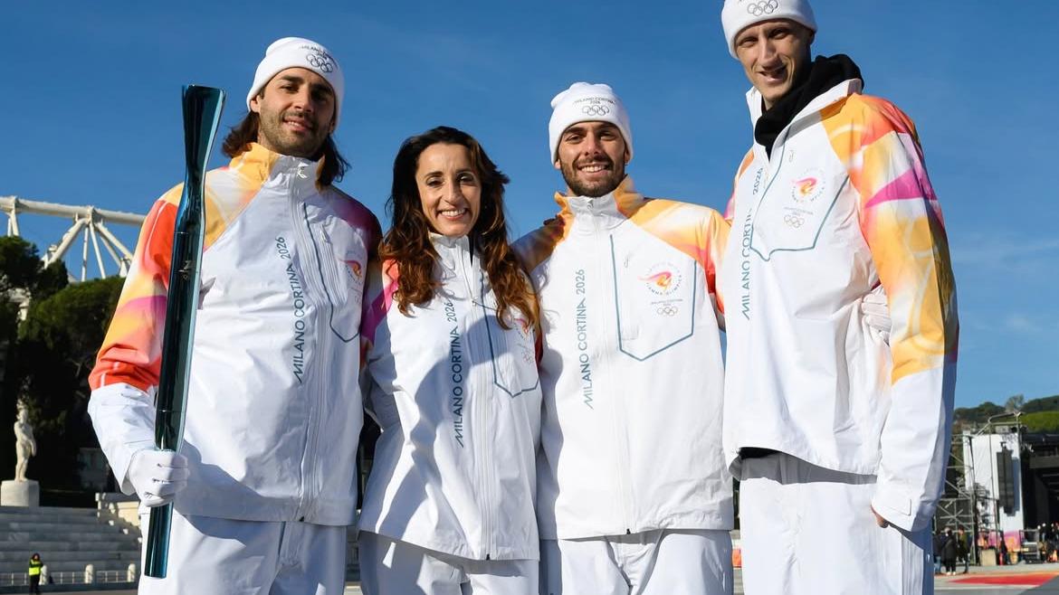 La Fiamma olimpica lascia Roma: da Paltrinieri a Polonara la staffetta con i tedofori italiani