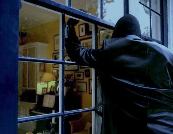 Avvocato parte in vacanza, dopo tre ore arrivano i ladri: «Giorni fa è successo anche a mia madre se li è trovati in casa»