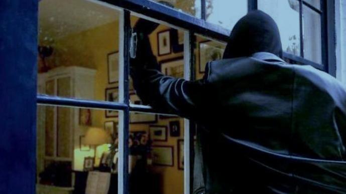 Avvocato parte in vacanza, dopo tre ore arrivano i ladri: «Giorni fa è successo anche a mia madre se li è trovati in casa»