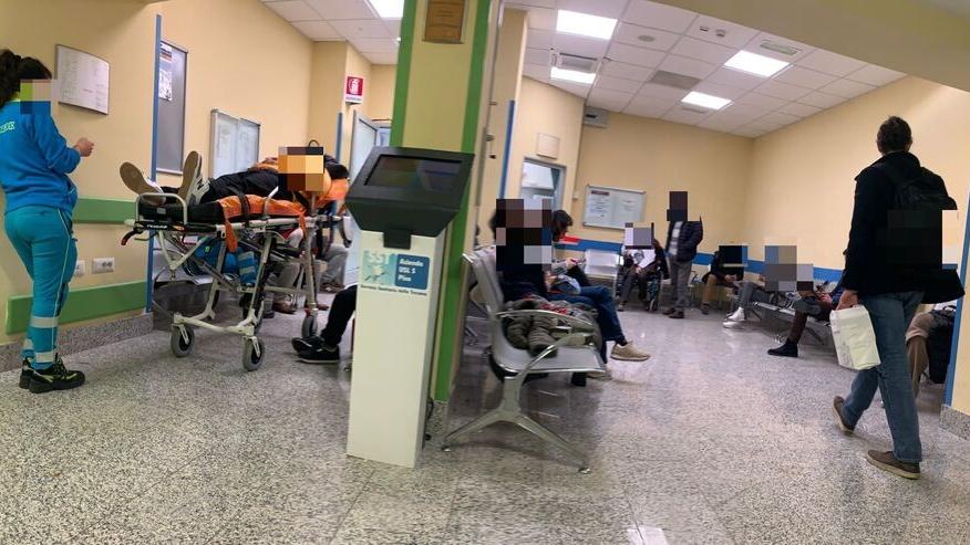 L’area di attesa della sala gessi e degli ambulatori ortopedici all’ospedale di Pontedera