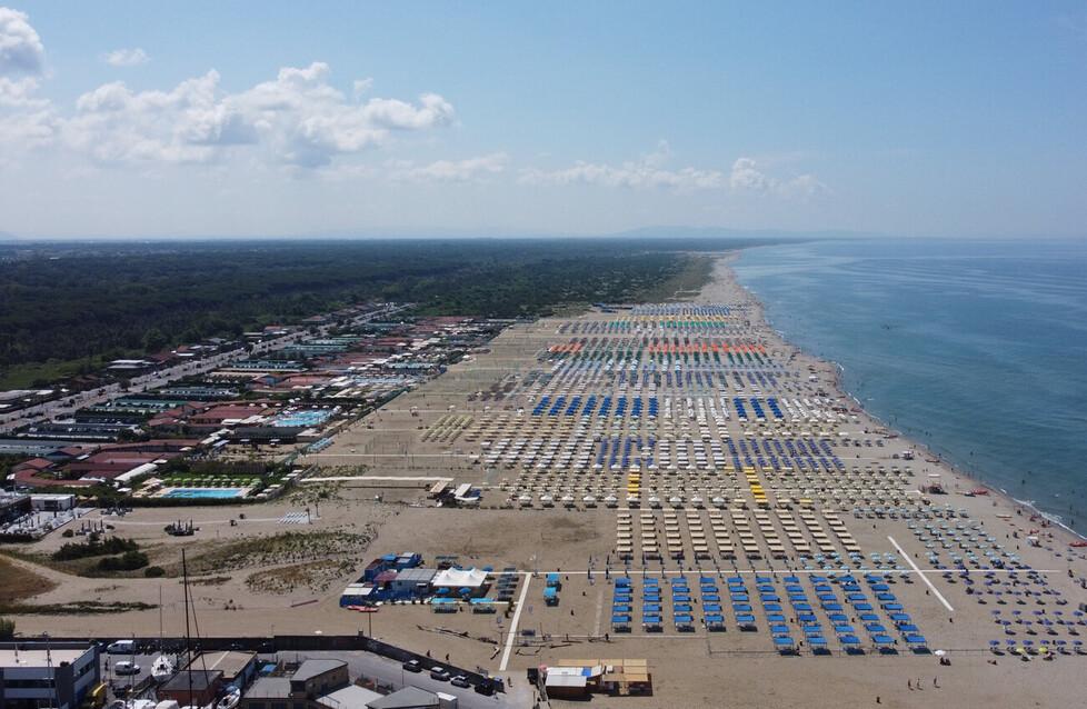 
	Una panoramica dall&rsquo;alto della costa versiliese (foto Paglianti)

