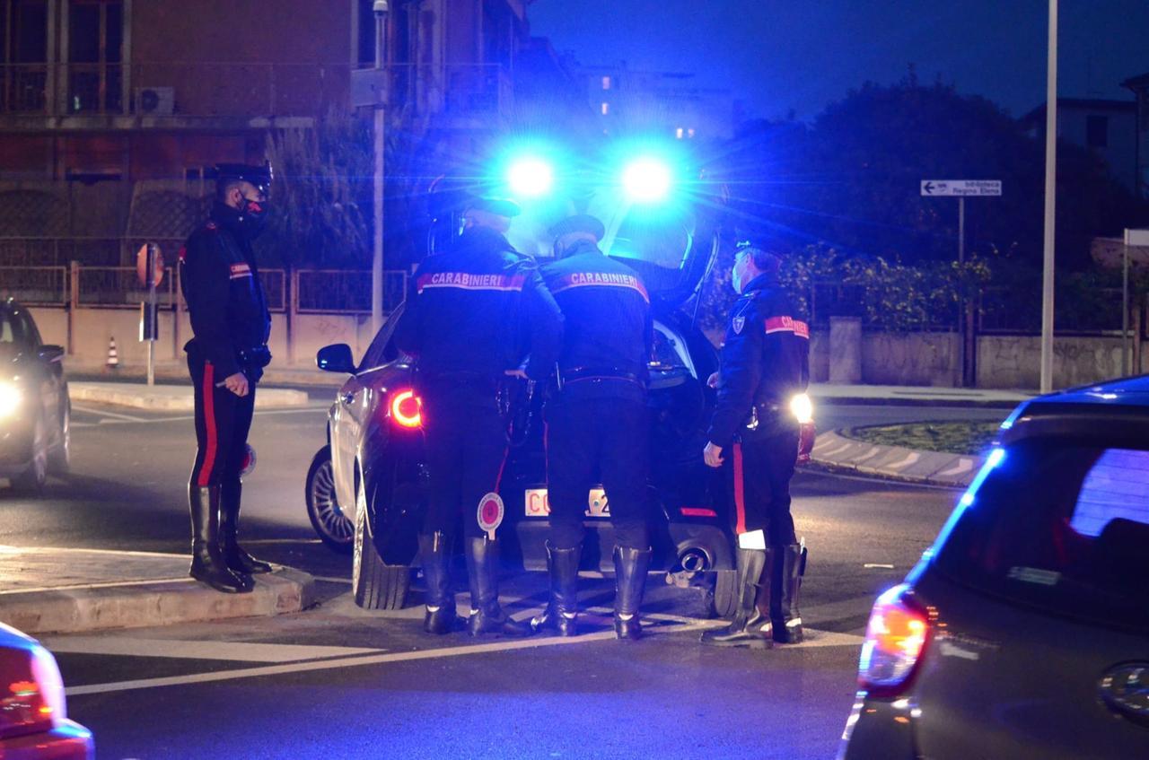 Si picchiano in strada poi aggrediscono i carabinieri: tre donne arrestate