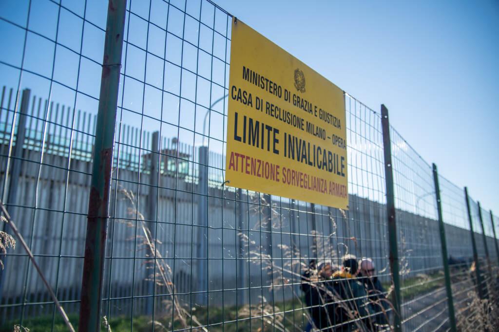 Evasione da film nella notte: detenuto pericoloso scappa dal carcere con le lenzuola