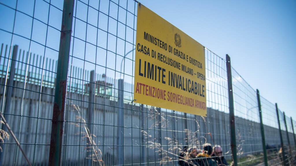 Evasione da film nella notte: detenuto pericoloso scappa dal carcere con le lenzuola