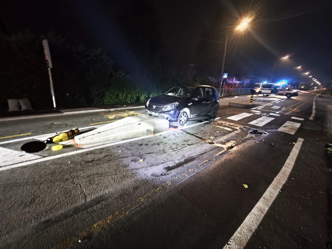 Si schianta in auto contro le protezioni dell’attraversamento: ferito 35enne