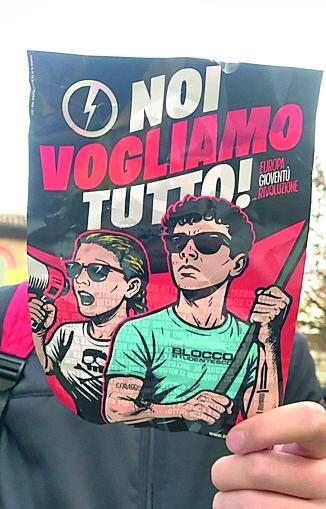 Spintoni davanti alle scuole per i volantini neofascisti: cosa è successo davanti ai licei di Reggio