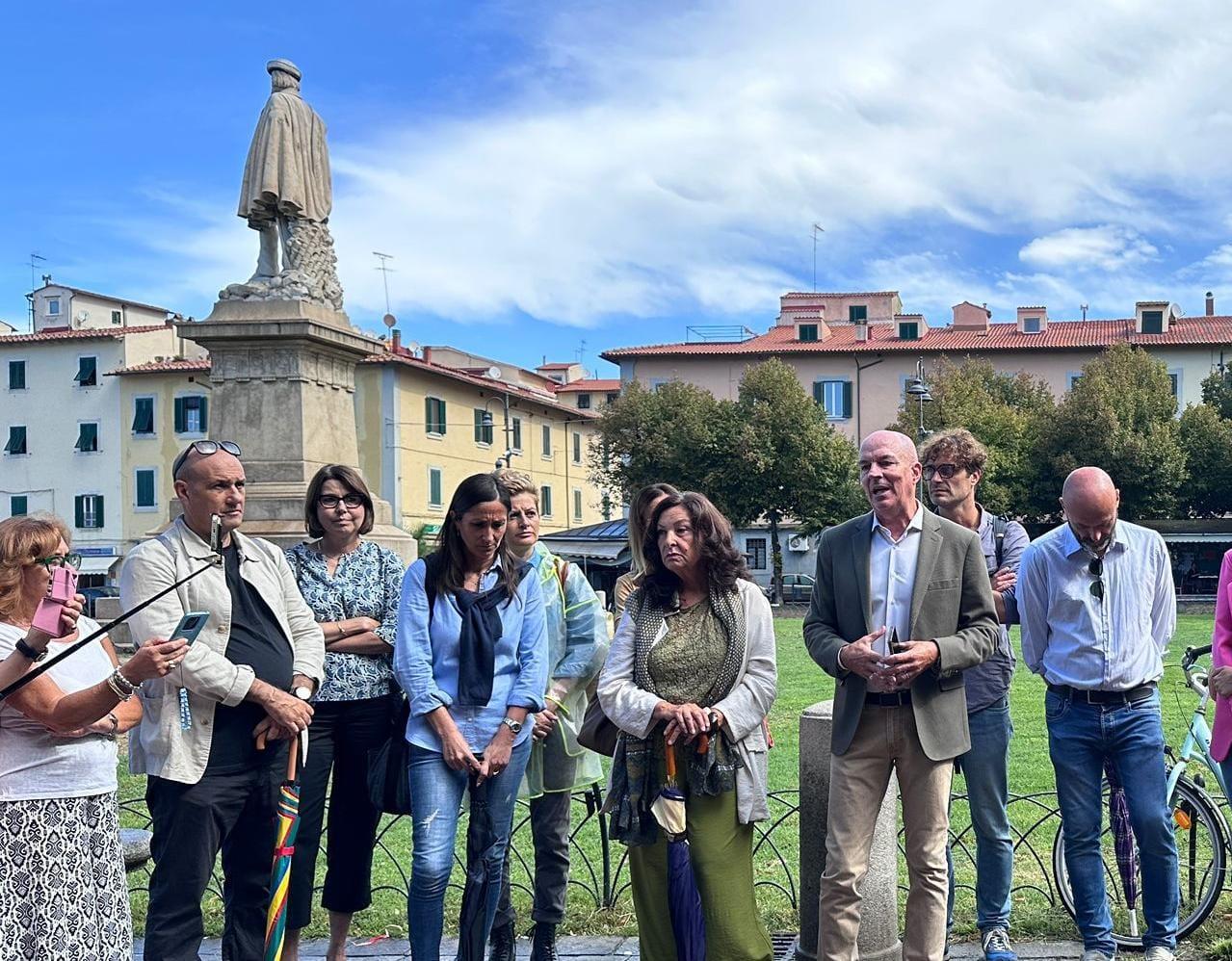 Il sindaco Luca Salvetti in piazza Garibaldi con la giunta