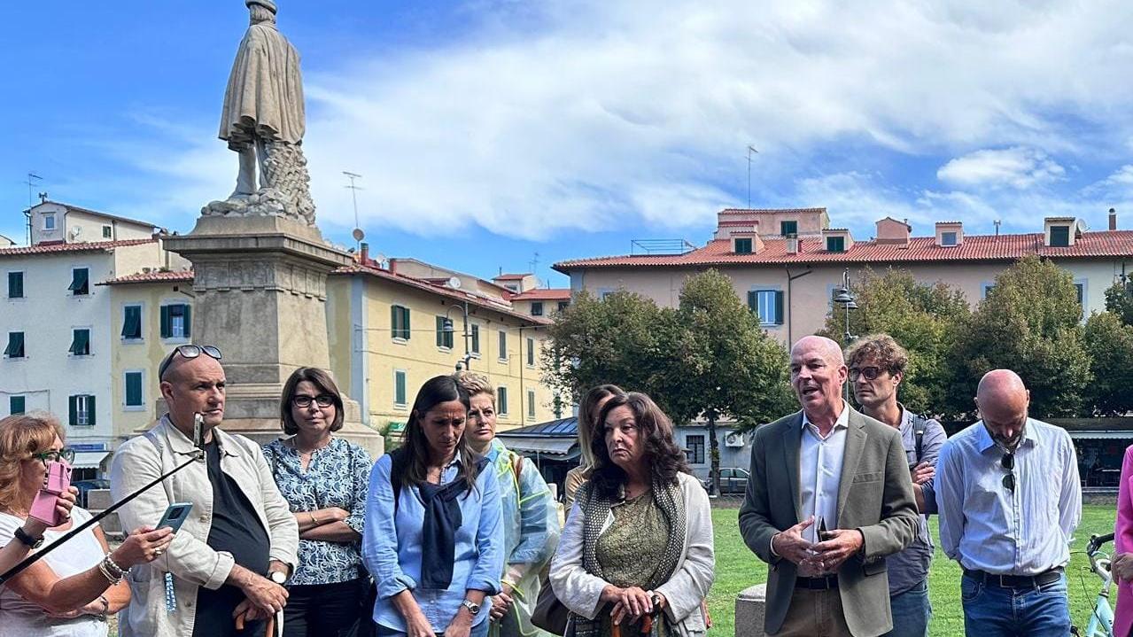 Il sindaco Luca Salvetti in piazza Garibaldi con la giunta