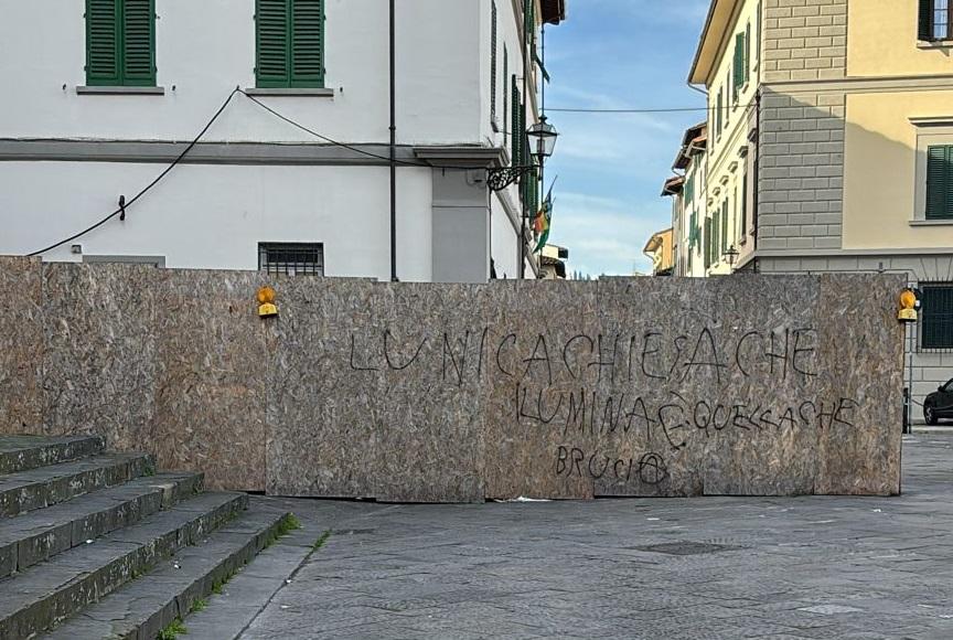 Firenze, scritta blasfema sul pannello del cantiere alla chiesa del Carmine: ipotesi matrice anarchica