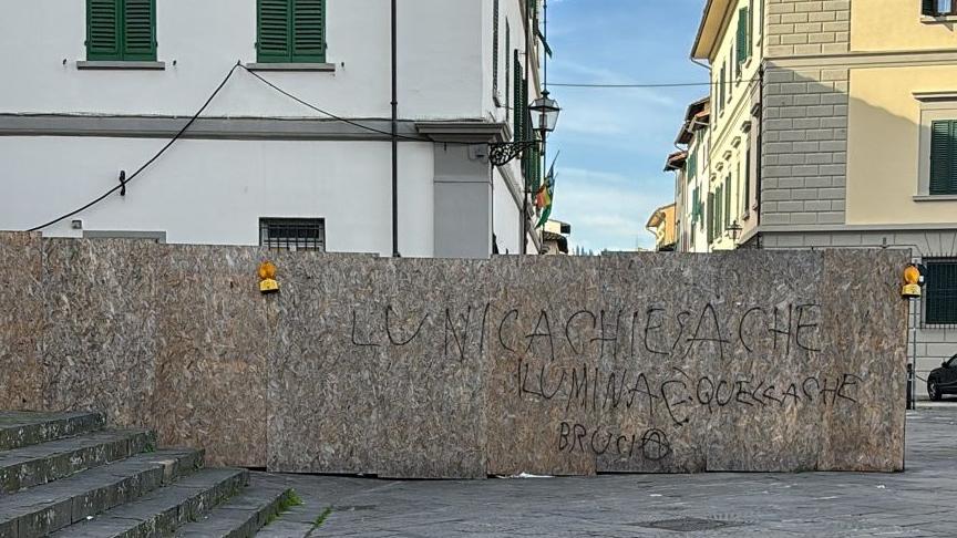 Firenze, scritta blasfema sul pannello del cantiere alla chiesa del Carmine: ipotesi matrice anarchica