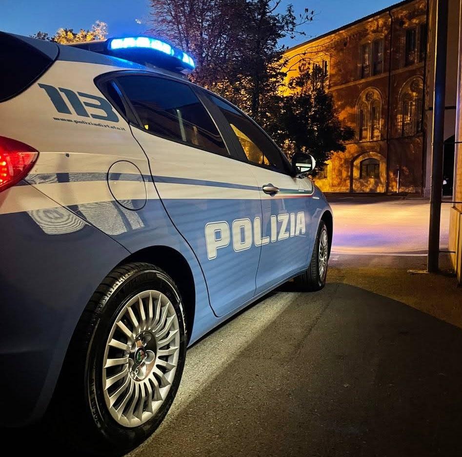 Svuota l’auto di un negoziante piena di vestiti per duemila euro: arrestato