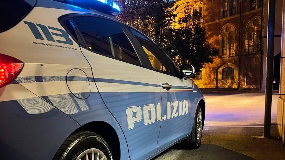 Svuota l’auto di un negoziante piena di vestiti per duemila euro: arrestato