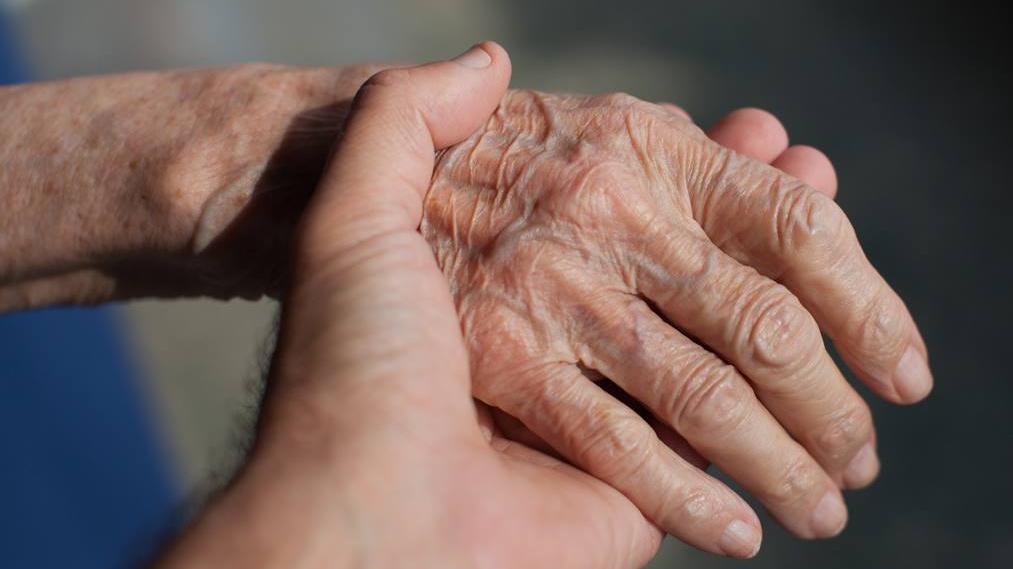 «Non ti cambio il pannolone, ti faccio volare dalla finestra». Le frasi shock degli operatori della casa di riposo indagati