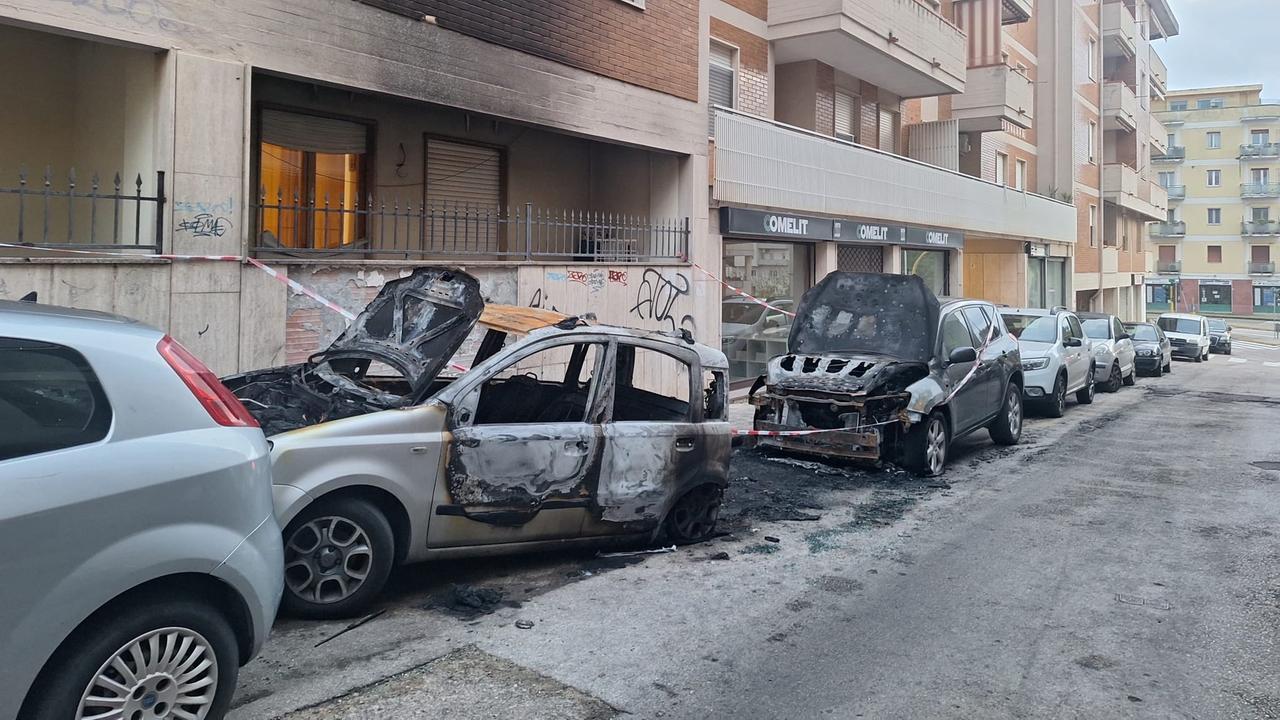 Sassari, tre auto in fiamme: danni anche a una palazzina