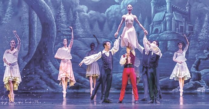 Modena, al Michelangelo entusiasma e commuove “Lo Schiaccianoci”