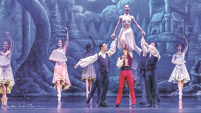 Modena, al Michelangelo entusiasma e commuove “Lo Schiaccianoci”