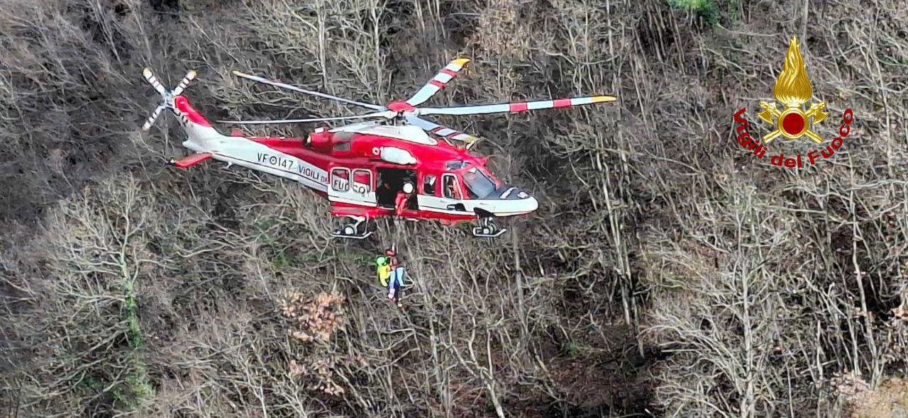 Scivola durante un’escursione alle cascate del Golfarone: soccorsa dall’elicottero dei vigili del fuoco