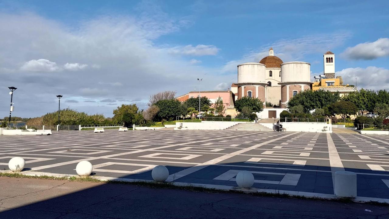 «È troppo esposto al vento, spostiamo il mercatino»